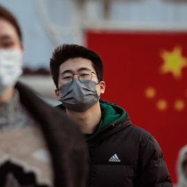 Ciudadanos chinos con mascarilla en la estación de Shanghái.