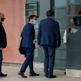 El candidato de ERC a la presidencia de la Generalitat, Pere Aragonès (c) a su llegada este martes la cárcel de Lledoners (Barcelona) para negociar directamente con el secretario general de JxCat, Jordi Sànchez, la formación de un nuevo Govern en Cata