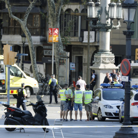 Las imágenes del atropello en Las Ramblas de Barcelona. / EFE