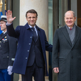 El presidente francés Emmanuel Macron da la bienvenida al canciller alemán Olaf Scholz como parte del 60 aniversario del Tratado del Elíseo.