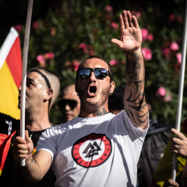 Un hombre realiza el saludo fascista durante una manifestación neonazi para celebrar el día de la Hispanidad