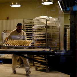 El empleado de la tahona de una pastelería de  Barcelona. REUTERS/Nacho Doce