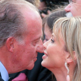 Corinna, junto al rey en un acto en Barcelona en 2006/ EFE