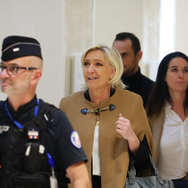 Marine Le Pen a su llegada al juicio por malversar fondos europeos en París.