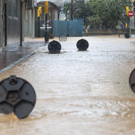 Cantarillas abiertas en una calle de la barriada de Campanillas en Málaga.