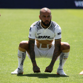 El futbolista Dani Alves, con el era su equipo hasta ahora, el Pumas mexicano, antes de un partido contra Monterrey, en el Estadio Olímpico de Ciudad de México. REUTERS/Henry Romero