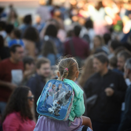 Una niña a hombros de su padre el primer día de colegio, en Madrid