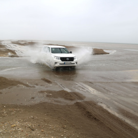 Un vehicle creua dins l'aigua un dels punts de la barra del Trabucador, en una imatge d'arxiu