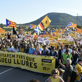 Concentració convocada per l'ANC i Òmnium a les portes de la presó de Lledoners, on aquest dimecres hi han ingressat Oriol Junqueras, Raül Romeva, Jordi Sánchez i Jordi Cuixart. / Òmnium Cultural.