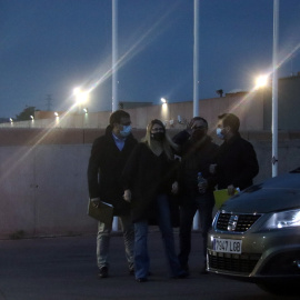 Artadi i Rius, de JxCat, i Aragonès i Jové, d'ERC, a l'exterior de Lledoners després de finalitzar la reunió.