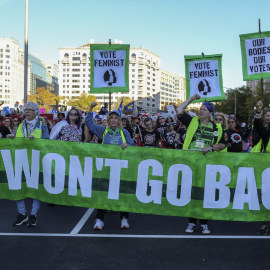 Imagen de manifestantes feministas en una marcha hacia la Casa Blanca antes de las elecciones presidenciales de Estados Unidos en Washington