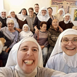 22/05/2024 Fotografía reciente de una decena de las religiosas Clarisas del Monasterio de Belorado (Burgos) con sus familias.