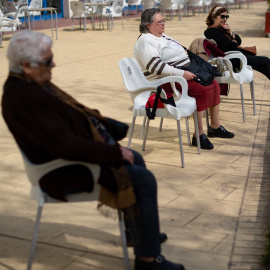 Foto de archivo de tres personas pensionistas durante un viaje del Imserso.