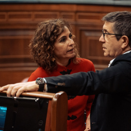 La vicepresidenta primera y ministra de Hacienda, María Jesús Montero, y el portavoz del PSOE en el Congreso, Patxi López, durante una sesión plenaria en el Congreso de los Diputados.