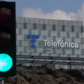 Un semáforo en verde cerca de la sede operativa de Telefónica, en la zona norte de Madrid. E.P./Eduardo Parra / Europa Press