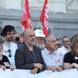 La secretaria general de CCOO de Madrid, Paloma López; el secretario general de CCOO, Unai Sordo; y el de UGT, Pepe Álvarez; se concentran con motivo del fallecimiento de dos trabajadores debido a la ola de calor en la Plaza de Cibeles, a 21 de julio de