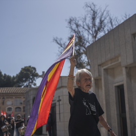 19/06/2024 Una mujer durante el homenaje a las víctimas del franquismo, en el Cementerio General de Valencia, a 13 de abril de 2024.