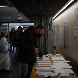 14/02/2021.- Un hombre elige su papeleta electoral en el Mercado St. Antoni en Barcelona, Catalunya, el pasado 14 de febrero. David Zorrakino / Europa Press