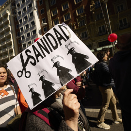 Varias personas marchan en la manifestación convocada por entidades sociales, profesionales de la sanidad y organizaciones sindicales por la defensa del sistema sanitario público madrileño, a 26 de marzo de 2023, en Madrid (España). Imagen de archivo.