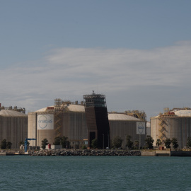 Vista de la planta regasificadora de Enagás en el Puerto de Barcelona. E.P./David Zorrakino