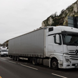 Los camiones de carga no pueden cruzar por mar ni por el Eurotúnel y el puerto de Dover está cerrado al tráfico de salida.