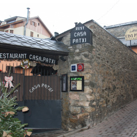 El restaurant Casa Patxi d'Alp, amb la porta tancada pel tancament perimetral de la Cerdanya.