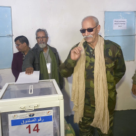 El actual secretario general del Frente Polisario, Brahim Gali vota en las elecciones en el Congreso del movimiento saharaui .