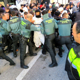 Las Guardia Civil trata de desalojar una protesta de activistas por la vivienda en Collado Villalba (Madrid).