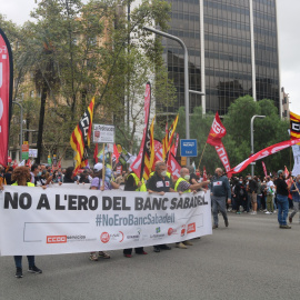 Capçalera de la manifestació dels treballadors del Banc Sabadell en contra de l'ERO, davant la seu operativa de l'entitat.