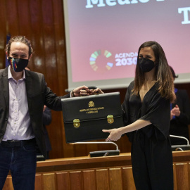 Pablo Iglesias e Ione Belarra, en el acto de traspaso de la cartera ministerial de Derechos Sociales y Agenda 2030, tras su salida del Gobierno de coalición. E.P./J. Hellín/POOL