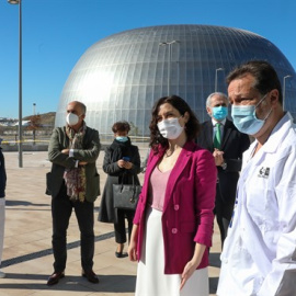 La presidenta de la Comunidad de Madrid, Isabel Díaz Ayuso (4d), junto al consejero de Sanidad, Enrique Ruiz Escudero (3d), y el viceconsejero de Sanidad, Antonio Zapatero (2i), durante su visita al inicio del proceso de vacunación contra el COVID-19 qu