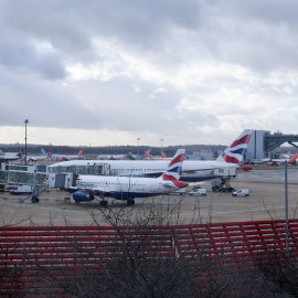 Varios aviones permanecen estacionados en el aeropuerto de Gatwick, Londres.- EFE/Facundo Arrizabalaga