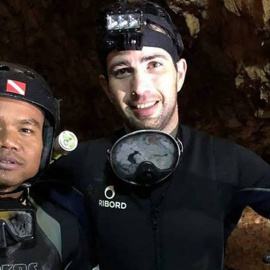 El español Fernando Raigal durante las labores de rescate de los niños atrapados en la cueva tailandesa.