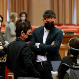 22/02/2022. El portavoz del grupo de Esquerra Republicana en el Congreso,Gabriel Rufián (d),dialoga con la portavoz de EH Bildu, Mertxe Aizpurua (2i) y con Pablo Echenique (2d), portavoz del Grupo Confederal UP- EC antes de la Junta de portavoces. EFE/Ju