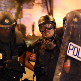 El moment en què la Policia Nacional s'endú detingut i emmanillat per l'esquena el fotoperiodista d'El País Albert Garcia a la plaça Urquinaona de Barcelona el 18 d'octubre del 2019.