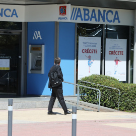 Un hombre pasa al lado de una sucursal de Abanca, en Madrid. — Marta Fernández / EUROPA PRESS