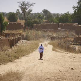 Imagen de archivo de una mujer observando el paso del ejército francés en un vehículo blindado, en noviembre de 2019, al norte de Burkina Faso.