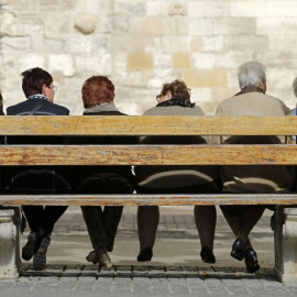 Varios ancianos sentandos en un banco en el pueblo burgalés de Bribiesca. AFP