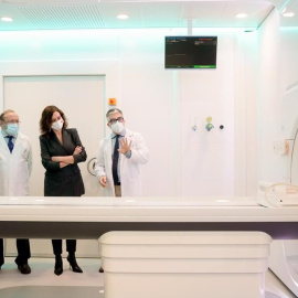 La presidenta madrileña, Isabel Díaz Ayuso, durante la presentación en sociedad de la máquina MR Linac Unity para tratamientos de cáncer en La Paz el 17 de diciembre de 2021.