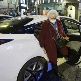 Un señora mayor a su llegada al Ayuntamiento de Pamplona tras ser desplazadas por un taxi solidario, a 28 de diciembre de 2022, en Pamplona, Navarra (España)