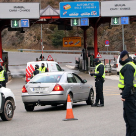 Controls de Mossos d'Esquadra a l'entrada del túnel del Cadí per accedir a la Cerdanya.