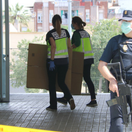 Agents de policia a la seu del Consell Esportiu de L'Hospitalet