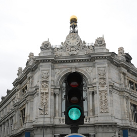 Un semáforo en verde cerca de la sede del Banco de España en Madrid.  E.P./Isabel Infantes