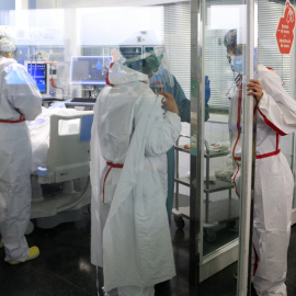 Professionals sanitàries de l'Hospital del Mar atenent un pacient ingressat a l'UCI amb covid-19, en la tercera onada de la pandèmia del coronavirus. 29 de gener del 2021.