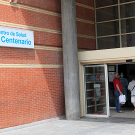 26/12/2020. Dos personas se informan en la entrada del centro de salud V Centenario de San Sebastián de los Reyes. - EFE