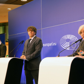 Els eurodiputats de JxCat Carles Puigdemont, Toni Comín i Clara Ponsatí durant la roda de premsa a l'Eurocambra.