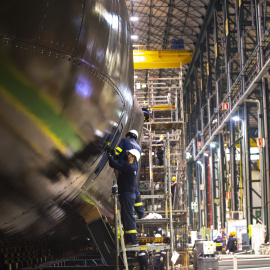 Dos trabajadores en el astillero de Navantia, a 15 de abril de 2021.