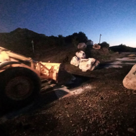 21/01/2023 - L'excavadora en el moment de reobrir el pas fronterer del Coll de Banyuls.