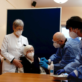 27/12/2020. Personas mayores y personal sanitario comienza a recibir la vacuna contra la covid-19. - EFE