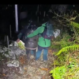 Imagen del rescate de una familia perdida en una ruta de montaña en Cantabria.